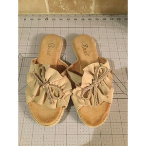 Women's G.N.D. Beige Sandals Size 10